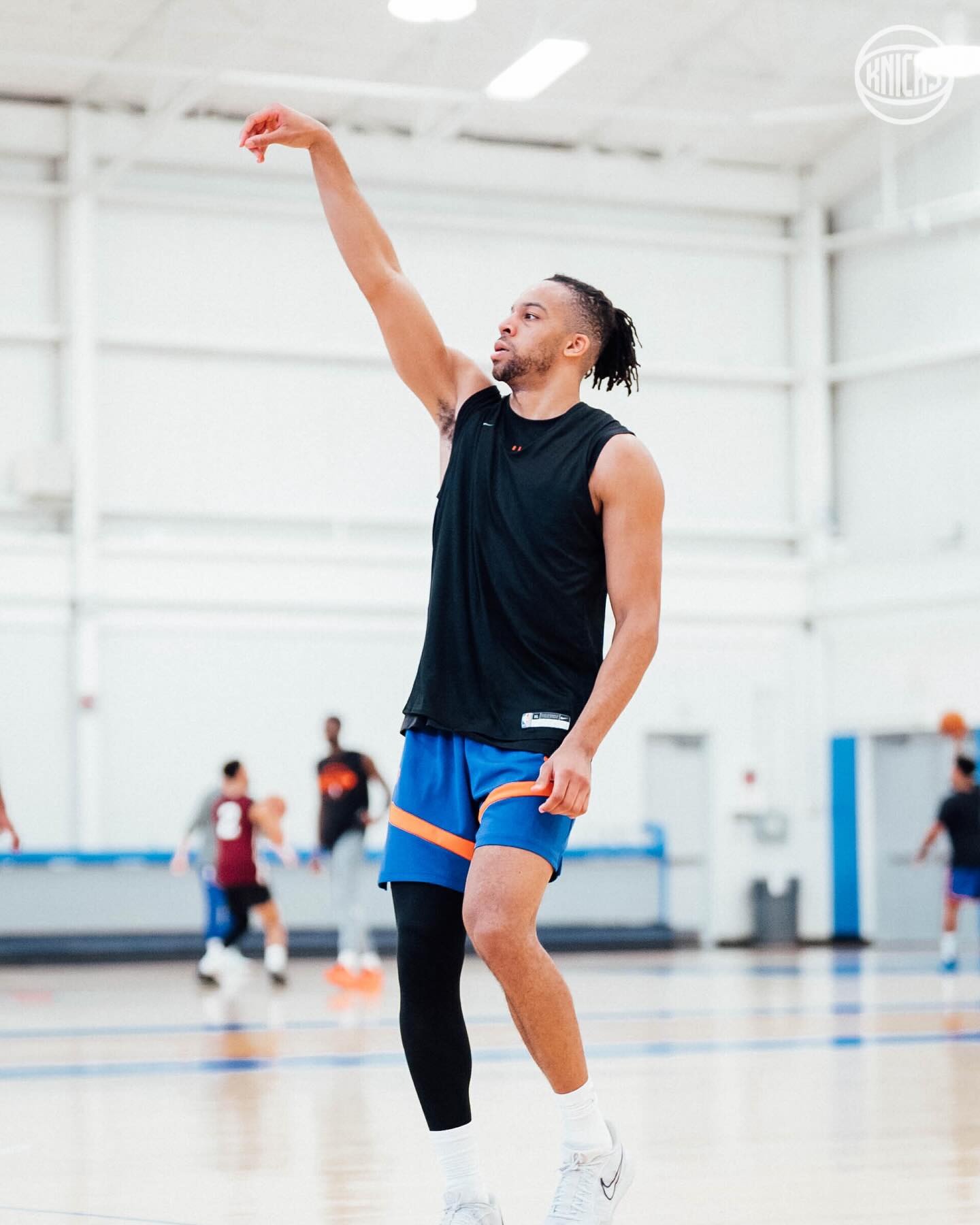 更新Ins, 阵容坚强